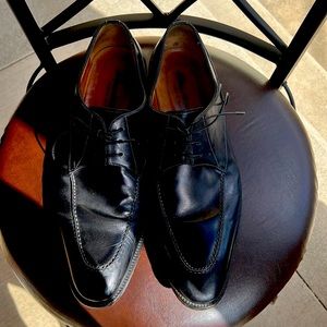 Selling San Toni black men’s shoes. In good condition.